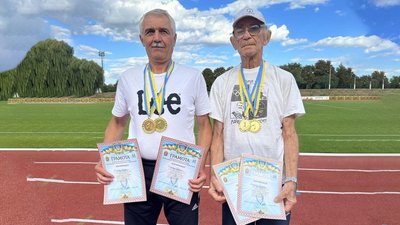 95-річний Генріх Звєрєв (праворуч) та його тренер Петро Демида (ліворуч). Фото: Іллінецька міська територіальна громада 95-річний Генріх Звєрєв (праворуч) та його тренер Петро Демида (ліворуч). Фото: Іллінецька міська територіальна громада