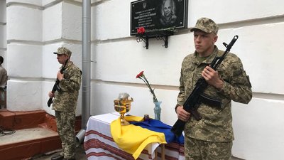 На фасаді полтавської школи відкрили дошку загиблому військовому Андрієві Ярешку