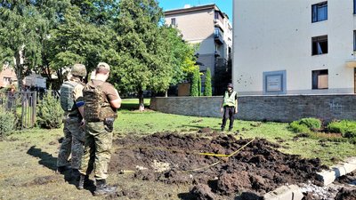 Окупанти РФ поцілили у двір Харківського університету міського господарства — фото наслідків Окупанти РФ поцілили у двір Харківського університету міського господарства — фото наслідків