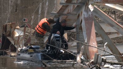 У Чернігові в Десні шукають авіабомбу, яку скидали на автомобільний міст У Чернігові в Десні шукають авіабомбу, яку скидали на автомобільний міст