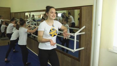 Три роки 15 річна Ангеліна Гаврилюк займається черлідингом. Каже, цей вид спорту захопив її своєю сучасністю Три роки 15 річна Ангеліна Гаврилюк займається черлідингом. Каже, цей вид спорту захопив її своєю сучасністю