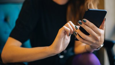 Шахраї на Чернігівщині ошукали жительку Борзни на 246 тисяч грн, що зникли в неї з рахунку