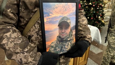 У Полтаві попрощалися із воїном Олександром Доброхлібом, який обороняв Україну
