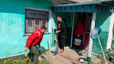 Отець Олексій Філюк з молодшим сином прибирають взід до хати Отець Олексій Філюк з молодшим сином прибирають взід до хати
