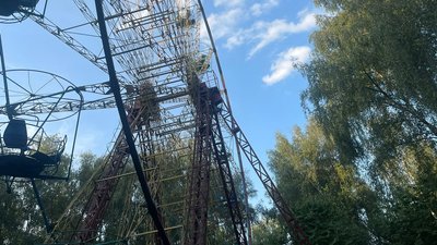У тернопільському парку зупинилося колесо огляду: людей знімали рятувальники