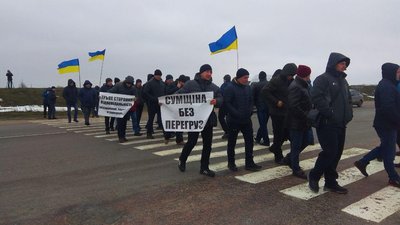 Трасу "Суми-Харків" перекрили члени спілки перевізників Сумщини Трасу "Суми-Харків" перекрили члени спілки перевізників Сумщини