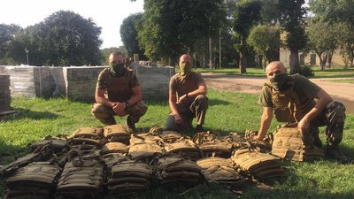 Військовослужбовцям передали бронежелети, вилучені у тернополянина