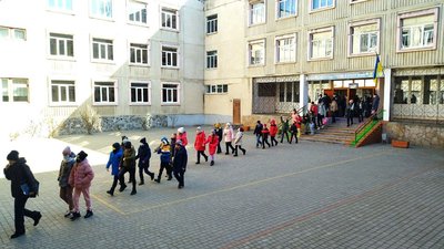Дітей навчають безпеці. У миколаївській школі відбулись комплексні навчання Дітей навчають безпеці. У миколаївській школі відбулись комплексні навчання