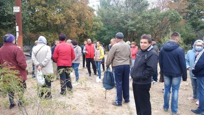 Мешканці двох будинків у Херсоні посварились через сміття Мешканці двох будинків у Херсоні посварились через сміття