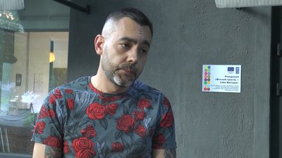 Житель Маріуполя надає допомогу переселенцям у гуманітарному хабі в Дніпрі