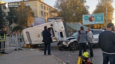 У Полтаві сталася аварія за участі "швидкої" У Полтаві сталася аварія за участі "швидкої"