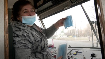 20 тисяч масок роздають у транспорті Харкова: як це відбувається 20 тисяч масок роздають у транспорті Харкова: як це відбувається