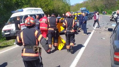 На Буковині у ДТП травмувалась людина. Рух на трасі ускладнено