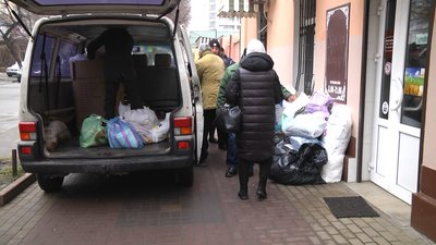 До місця збору постільної білизни для поранених військових третій день зносять речі небайдужі хмельничани До місця збору постільної білизни для поранених військових третій день зносять речі небайдужі хмельничани