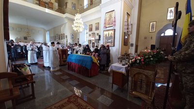 "Молодий, тільки жити та жити": у Полтаві попрощалися із воїном Олександром Коваленком
