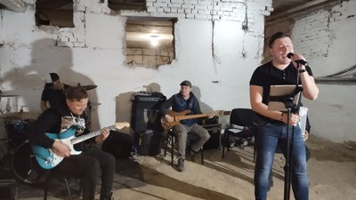 В одному із бомбосховищ міста сумські музиканти влаштували концерт В одному із бомбосховищ міста сумські музиканти влаштували концерт