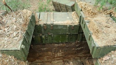Бліндажі, розтяжки, нерозірвані снаряди: як росіяни окопалися біля Чернігова. Репортаж Бліндажі, розтяжки, нерозірвані снаряди: як росіяни окопалися біля Чернігова. Репортаж