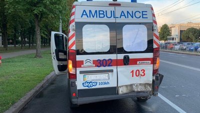 У Харкові швидка зіткнулася із легковиком: є травмований