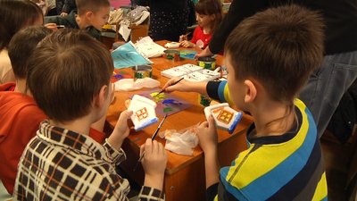 У Житомирі запрацювала різдвяна майстерня для дітей У Житомирі запрацювала різдвяна майстерня для дітей