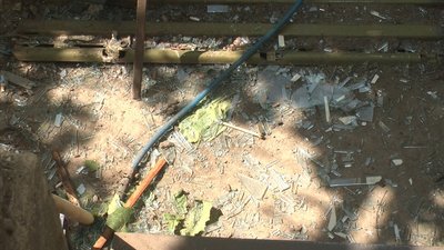 На фото уламки скла з пошкоджених вибуховою хвилею вікон. На фото уламки скла з пошкоджених вибуховою хвилею вікон.