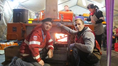 Волонтери під час роботи на польовій кухні Волонтери під час роботи на польовій кухні