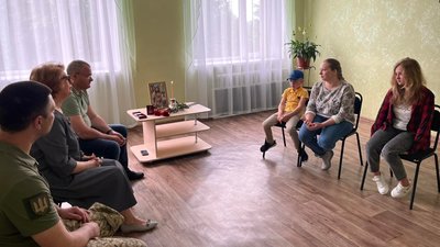 На Сумщині родині загиблого захисника Дмитра Дзюби вручили орден "За мужність" III ступеня На Сумщині родині загиблого захисника Дмитра Дзюби вручили орден "За мужність" III ступеня
