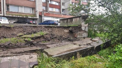 У Львові обвалилася підпірна стіна біля будинку