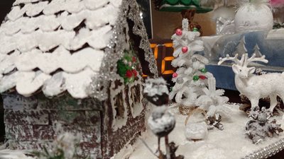 Щоб створити у домі святковий настрій, кропивничанка робить будинки-світильники Щоб створити у домі святковий настрій, кропивничанка робить будинки-світильники