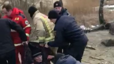 У Житомирі на одному з кар'єрів врятували рибалку, який провалився у крижану воду У Житомирі на одному з кар'єрів врятували рибалку, який провалився у крижану воду