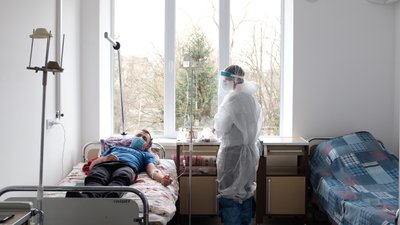 Відро і далі замість туалету: як за рік змінилися умови для пацієнтів з COVID-19 у лікарнях Буковини Відро і далі замість туалету: як за рік змінилися умови для пацієнтів з COVID-19 у лікарнях Буковини