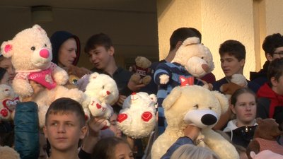 Учні черкаської школи долучилися до святкування Дня плюшевого ведмедя