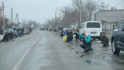 Люди зустрічали загиблого на колінах Люди зустрічали загиблого на колінах