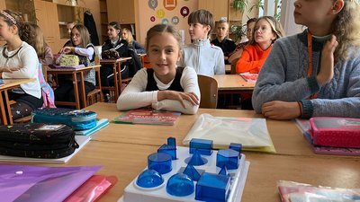Учениця 5 класу під час уроку зі STEM-обладнанням для математики Учениця 5 класу під час уроку зі STEM-обладнанням для математики