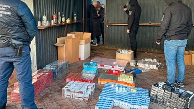 У підприємця на Закарпатті правоохоронці вилучити 8 тисяч пачок сигарет без акцизних марок У підприємця на Закарпатті правоохоронці вилучити 8 тисяч пачок сигарет без акцизних марок