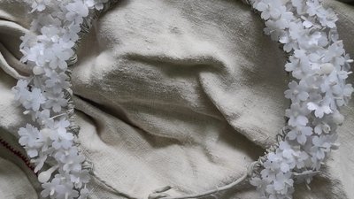 "Зібрані кошти передам ЗСУ". Вінничанка продає власну колекцію весільних вінків "Зібрані кошти передам ЗСУ". Вінничанка продає власну колекцію весільних вінків