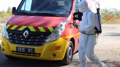 Дезінфекція автомобіля на території госпіталю. Фото: знімок екрану з відео академії Держприкордонслужби Дезінфекція автомобіля на території госпіталю. Фото: знімок екрану з відео академії Держприкордонслужби