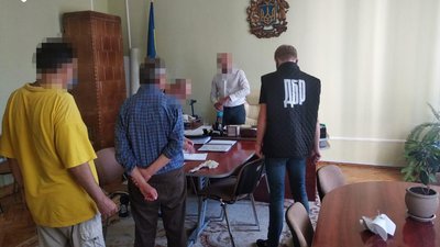 Затримання в кабінеті очільника департаменту освіти Затримання в кабінеті очільника департаменту освіти