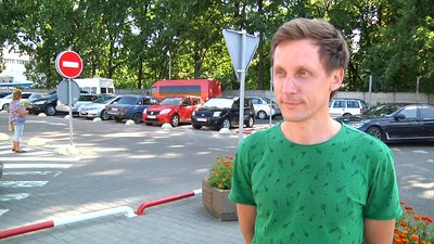 У Житомирі водії масово ріжуть шини автомобілів об трамвайну колію У Житомирі водії масово ріжуть шини автомобілів об трамвайну колію