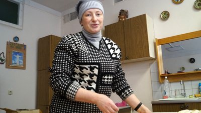 "Внесок у перемогу". У Трускавці переселенки разом з місцевими ліплять вареники – фоторепортаж "Внесок у перемогу". У Трускавці переселенки разом з місцевими ліплять вареники – фоторепортаж