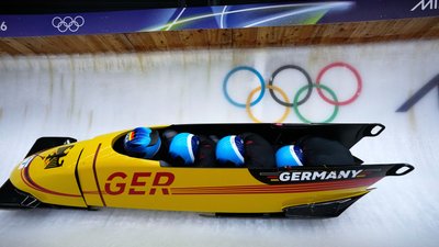 Бобслейна четвірка Німеччини на олімпійській Трасі в Кортіні в останній день Ігор-2026