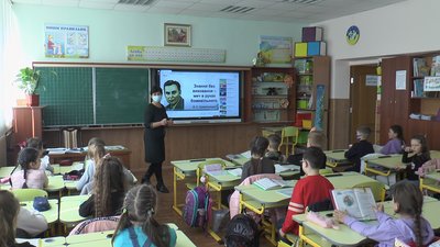 "Для них сьогодні свято". У ліцеї Івано-Франківська повернулися учні початкової школи "Для них сьогодні свято". У ліцеї Івано-Франківська повернулися учні початкової школи