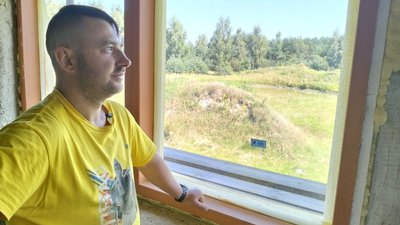 Волинянин п'ять років зводить екобудинок: в чому його недоліки та переваги
