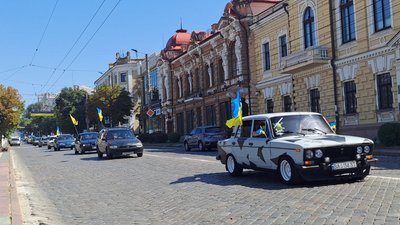 Від Гаю десантників учасники автопробігу рушили до площі Героїв Майдану. Від Гаю десантників учасники автопробігу рушили до площі Героїв Майдану.