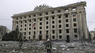 Харківські таксисти розчищають місто після авіаударів військами РФ. СУСПІЛЬНЕ | ЛЮДИ