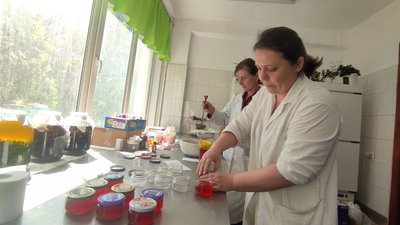 Волинські волонтери-хіміки готують лікувальні мазі для медичних закладів та на фронт Волинські волонтери-хіміки готують лікувальні мазі для медичних закладів та на фронт