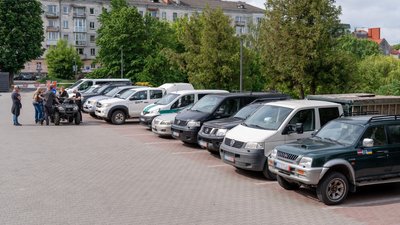 Із Латвії до Тернополя привезли майже 30 транспортних засобів для ЗСУ, автомобілі