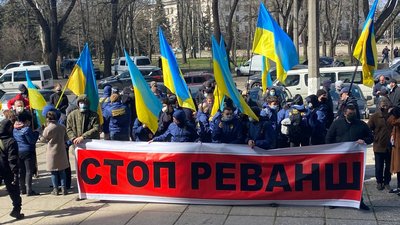 В Одесі влаштували мітинг проти пам'ятної дошки загиблим під час подій 2 травня В Одесі влаштували мітинг проти пам'ятної дошки загиблим під час подій 2 травня