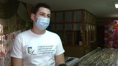 У Рівному студенти приготували дівчатам канапку-велетня У Рівному студенти приготували дівчатам канапку-велетня