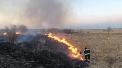 За вихідні на Львівщині згоріло понад 20 гектарів сухої трави За вихідні на Львівщині згоріло понад 20 гектарів сухої трави