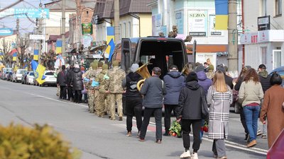 На Черкащині попрощались із загиблим на війні військовим На Черкащині попрощались із загиблим на війні військовим